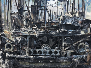 Ônibus coletivo pega fogo e fica completamente destruído na Pedra Mole