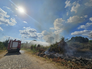 Ônibus coletivo pega fogo e fica completamente destruído na Pedra Mole