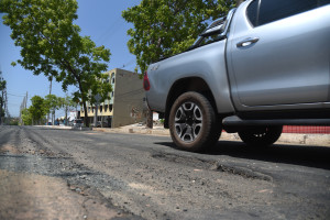 Desníveis em asfalto após obras de saneamento causam acidentes em Teresina