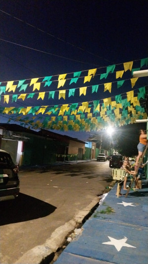 A uma semana da estreia do Brasil, moradores se mobilizam para concluir decoração das ruas para a Copa do Mundo