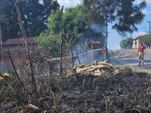 Ônibus coletivo pega fogo e fica completamente destruído na Pedra Mole