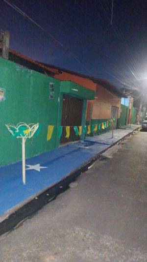 A uma semana da estreia do Brasil, moradores se mobilizam para concluir decoração das ruas para a Copa do Mundo