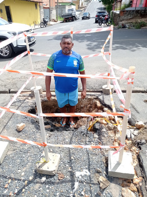 Motorista cai em buraco de obra sem sinalização da Águas de Teresina