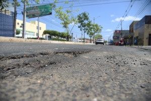 Desníveis em asfalto após obras de saneamento causam acidentes em Teresina