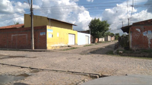 Buracos de obras de saneamento causam transtornos e prejuízos aos moradores do Recanto dos Pássaros