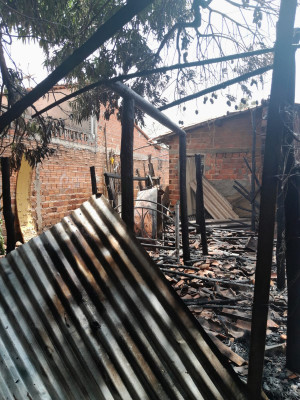 Casa destruída por incêndio no Buenos Aires