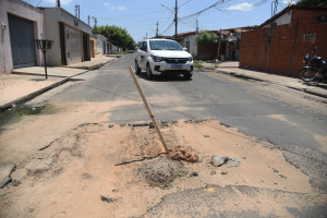 Desníveis em asfalto após obras de saneamento causam acidentes em Teresina