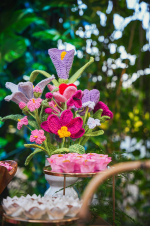 Mãe transforma tradição de crochê em decoração para o casamento da filha