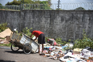 Moradores denunciam lixão a céu aberto no Morro da Esperança