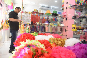 Prévias carnavalescas aquecem vendas em lojas no centro de Teresina