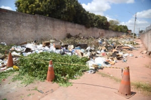 Moradores denunciam lixão a céu aberto no Morro da Esperança