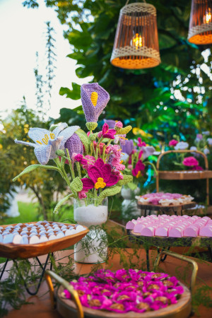 Mãe transforma tradição de crochê em decoração para o casamento da filha