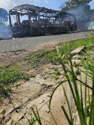 Ônibus coletivo pega fogo e fica completamente destruído na Pedra Mole